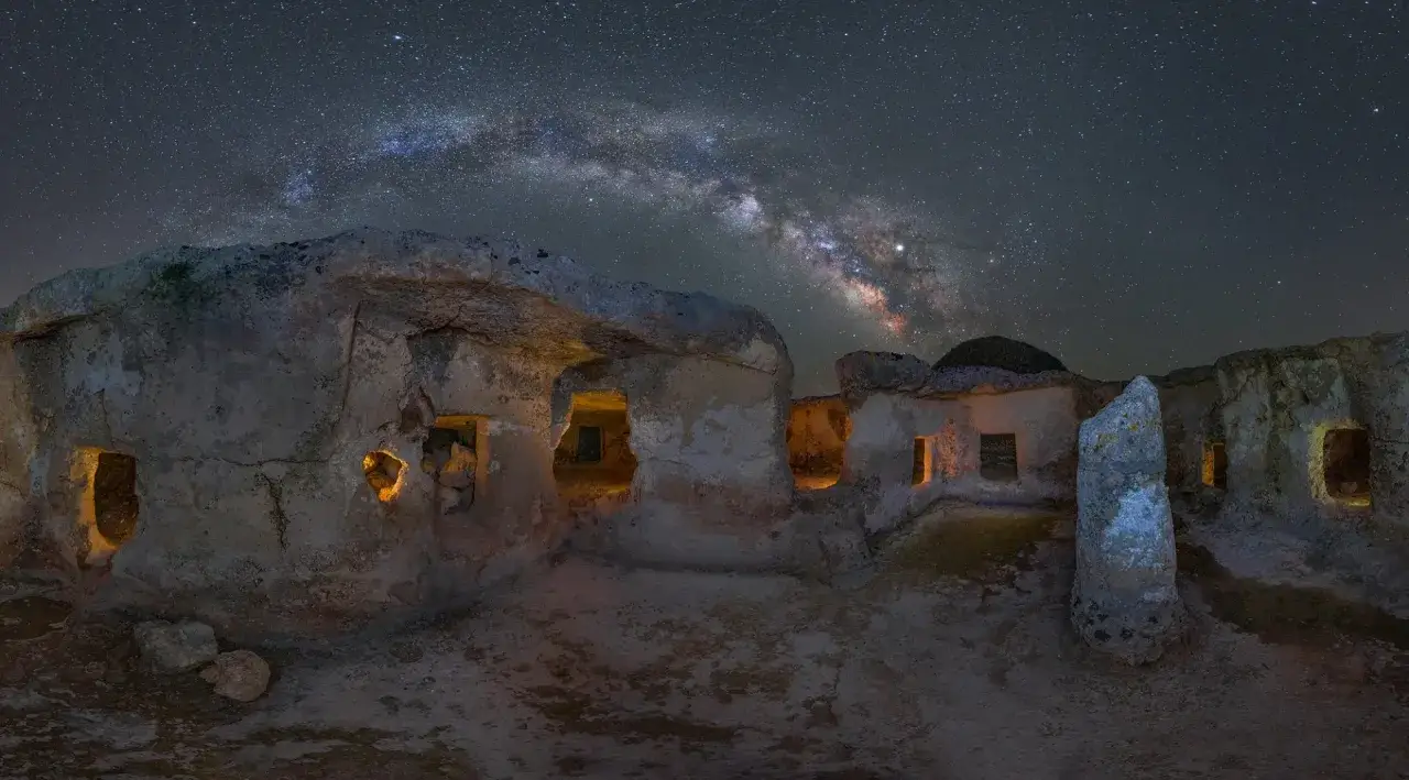 Antiche rovine illuminate dalla Via Lattea, un paesaggio che ricorda su crucifissu mannu.