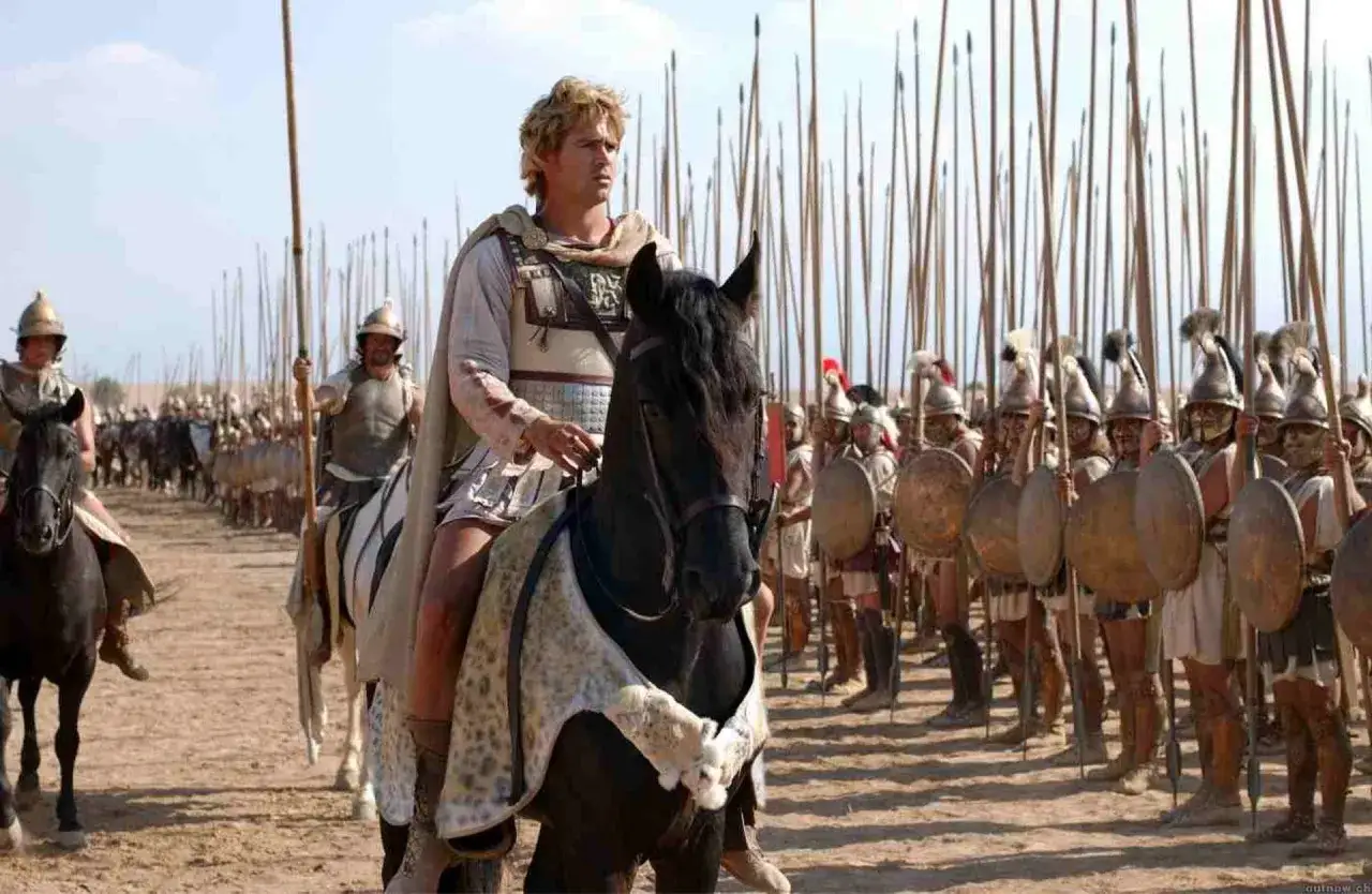 Alexander (film) recensioni: Colin Farrell a cavallo, guida un esercito di guerrieri con lance e scudi.