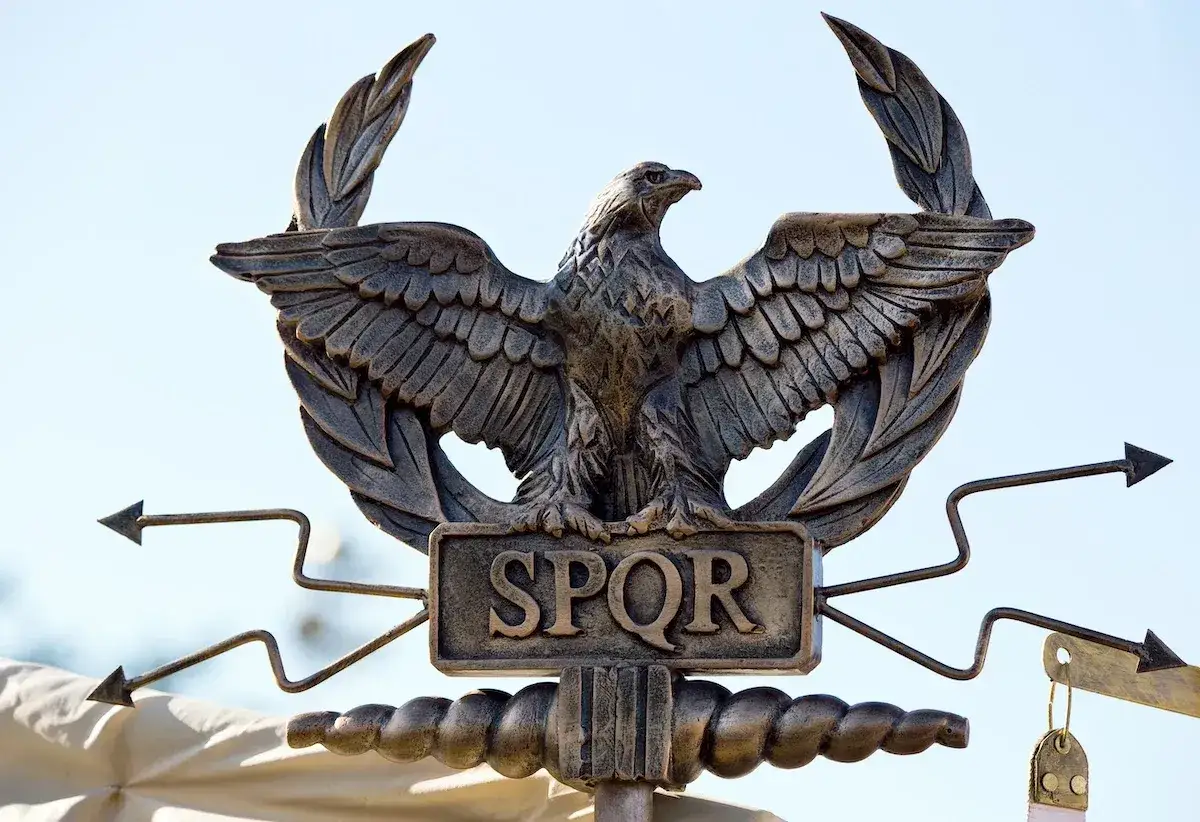 Aquila romana con SPQR. La leggenda dell'aquila &egrave; vera? Simbolo di potere e gloria, un'icona che ancora affascina.