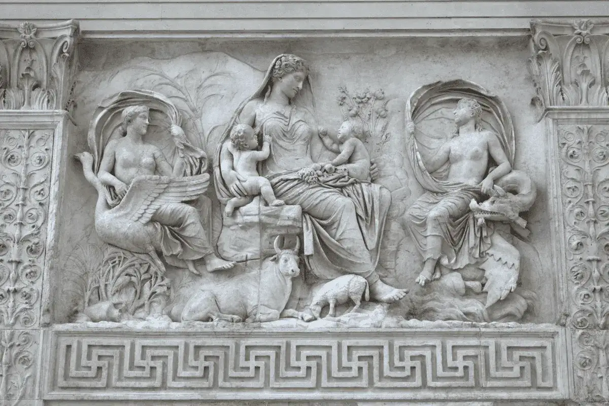 Rilievo esterno dell'Ara Pacis: figure femminili, bambini, animali e motivi decorativi.