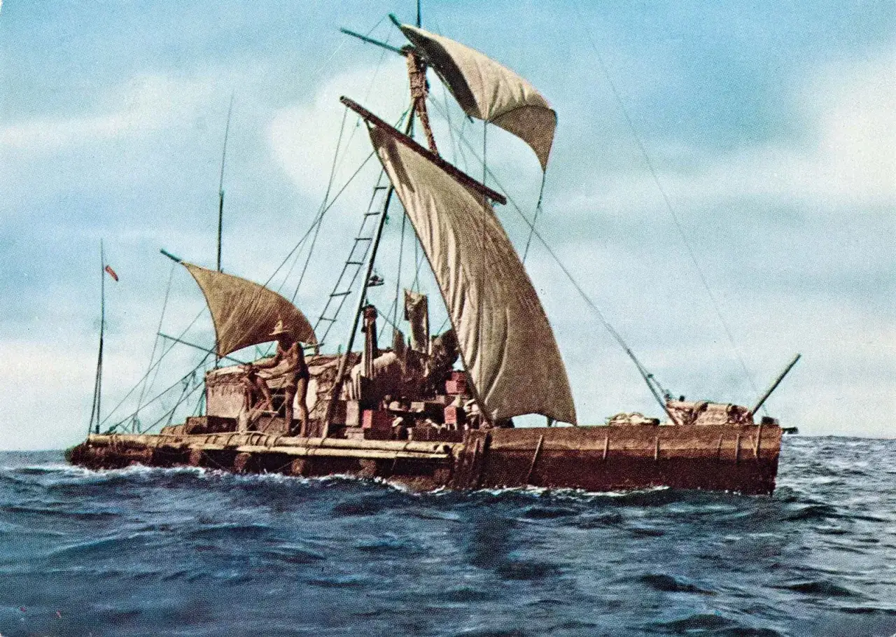 La Kon-Tiki, una zattera di tronchi, solca l'oceano con le sue vele gonfie. La storia vera di un'avventura incredibile.