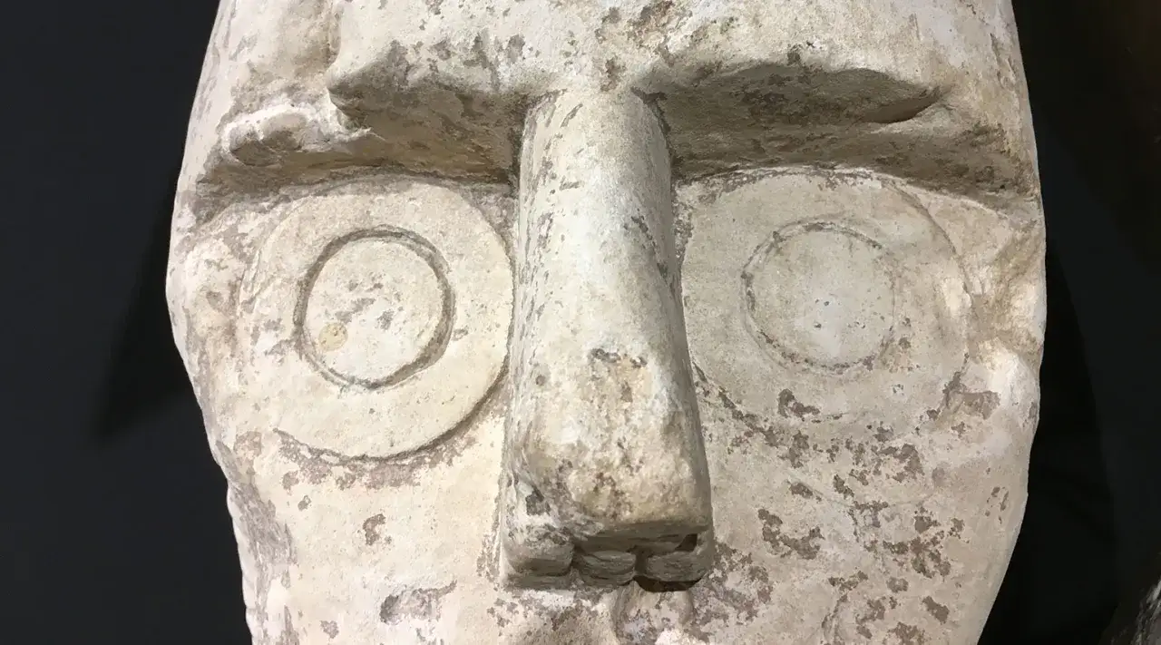 Primo piano di un volto di guerriero dei giganti di Mont'e Prama, la cui datazione &egrave; ancora oggetto di studio.