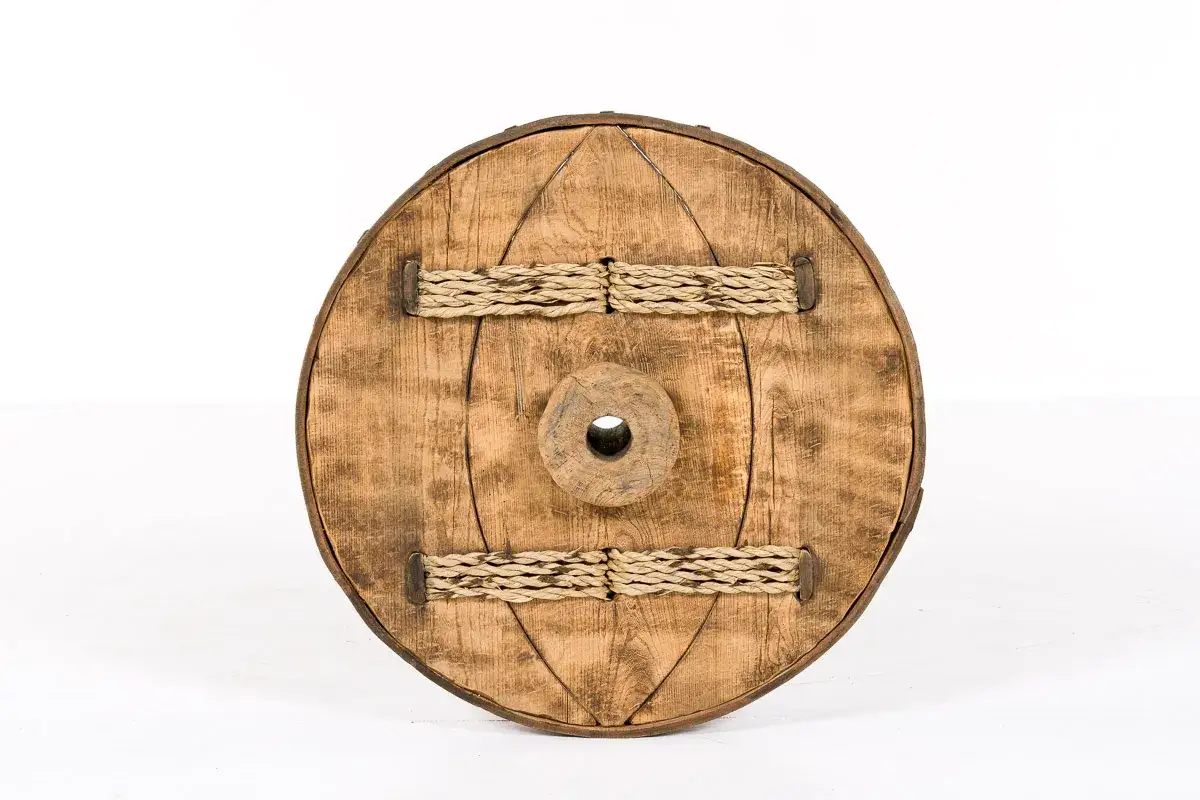 Antica ruota in legno con mozzo centrale e rinforzi in corda. Chissà chi ha inventato la ruota, ma questa è un esempio della sua ingegnosità.