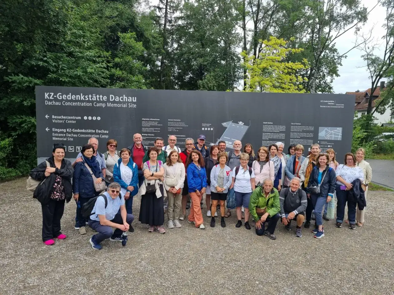 Un gruppo visita il memoriale di Dachau, un luogo che ricorda le atrocit&agrave; del passato, invitando alla riflessione sul significato di revanscismo e sulla necessit&agrave; di non dimenticare.