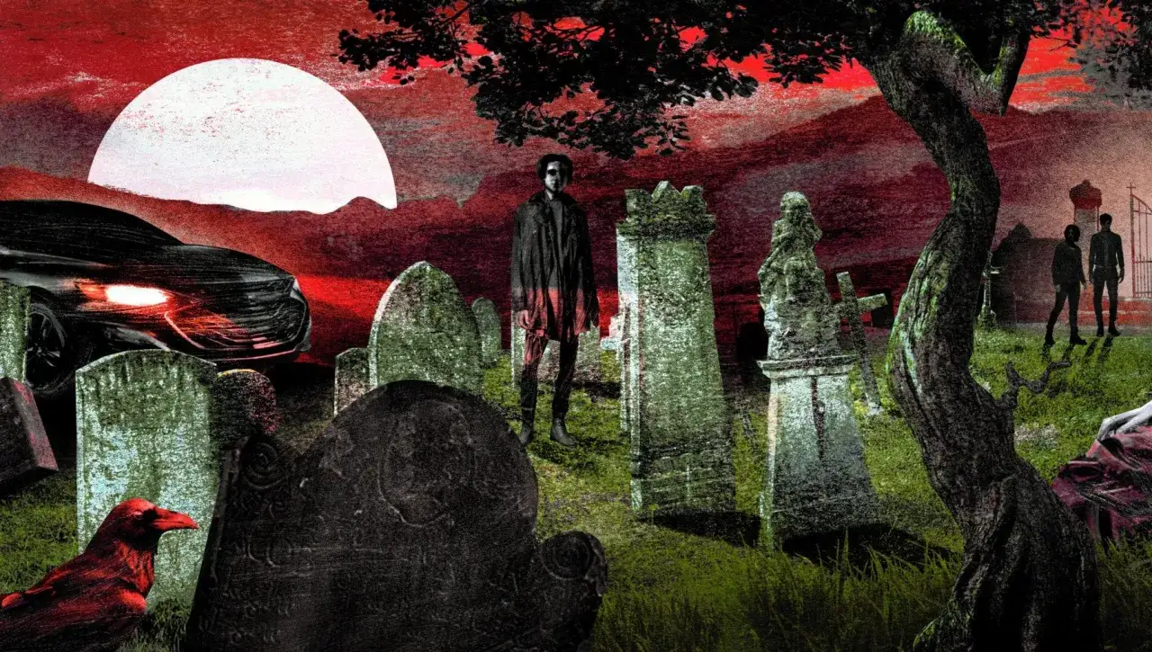 Un cimitero spettrale sotto una luna rossa, con un'auto dai fari accesi, figure misteriose e un corvo rosso. Un'atmosfera da trilogia della morte.