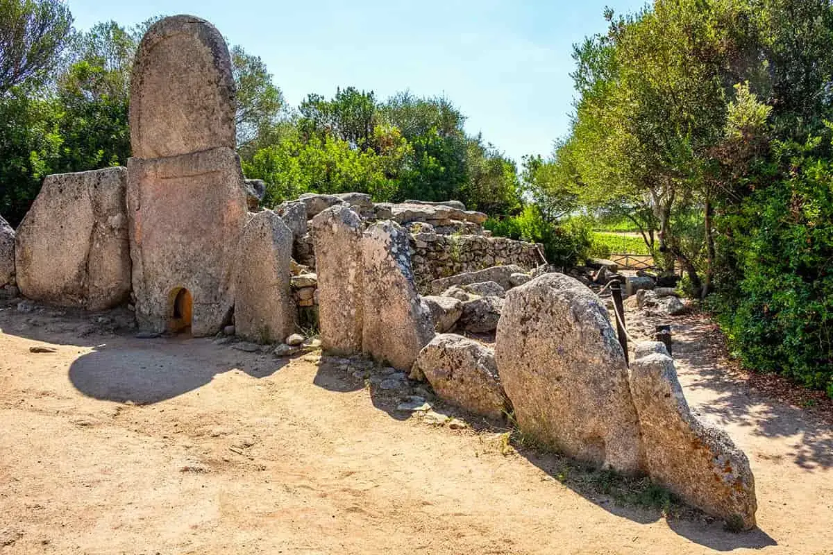 Antiche tombe dei giganti pi&ugrave; belle, con imponenti pietre erette e un ingresso arcuato, immerse nel verde della macchia mediterranea.