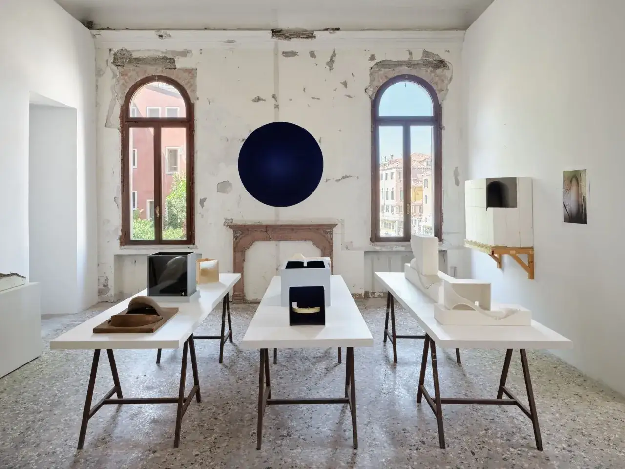 Installazione di Anish Kapoor al Palazzo Manfrin: forme scultoree e un cerchio blu su pareti grezze, con vista su Venezia.