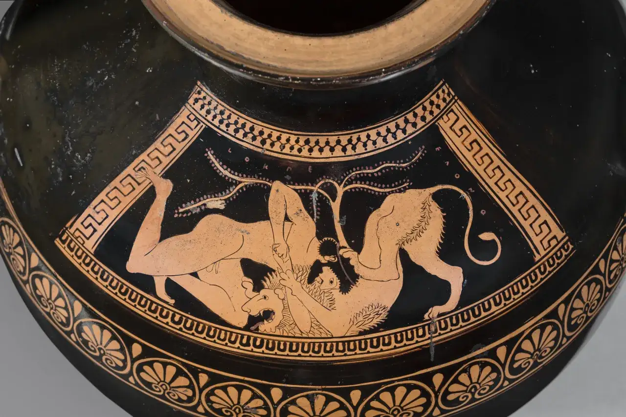 Vaso greco con scena di Ercole che lotta con il leone di Nemea. La moglie di Anfitrione, Alcmena, &egrave; raffigurata in un'altra scena.