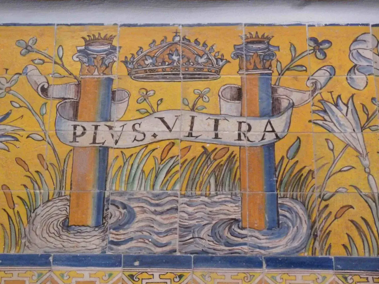Colonne d'Ercole nello stretto di Gibilterra, con la corona e la scritta 