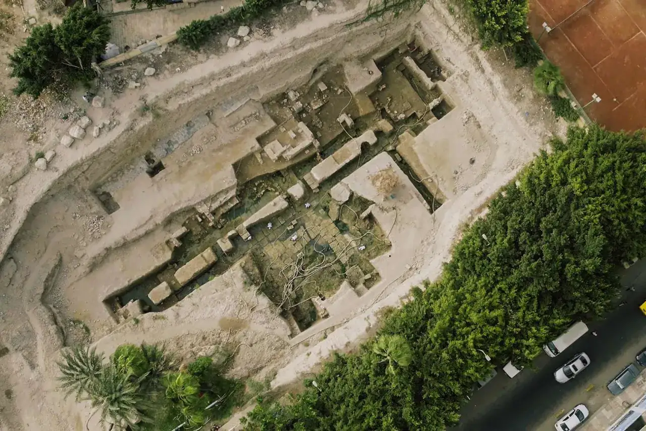 Scavo archeologico a cielo aperto, forse la tomba di Alessandro Magno, con strutture in pietra e acqua.
