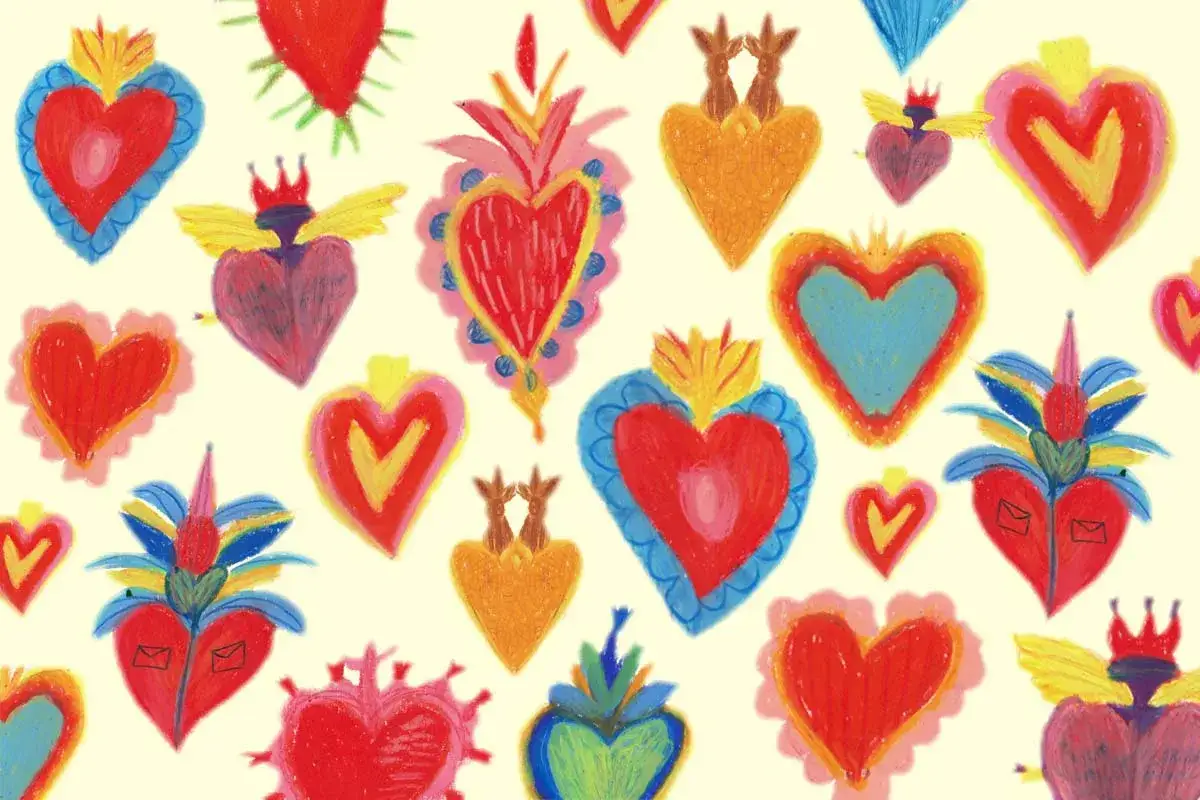 Cuori vibranti, alcuni alati, altri coronati, evocano il sacro cuore significato esoterico.
