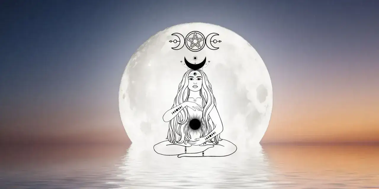 La Dea Madre seduta in meditazione, con il simbolo delle tre lune che rappresenta il significato di nascita, vita e morte.