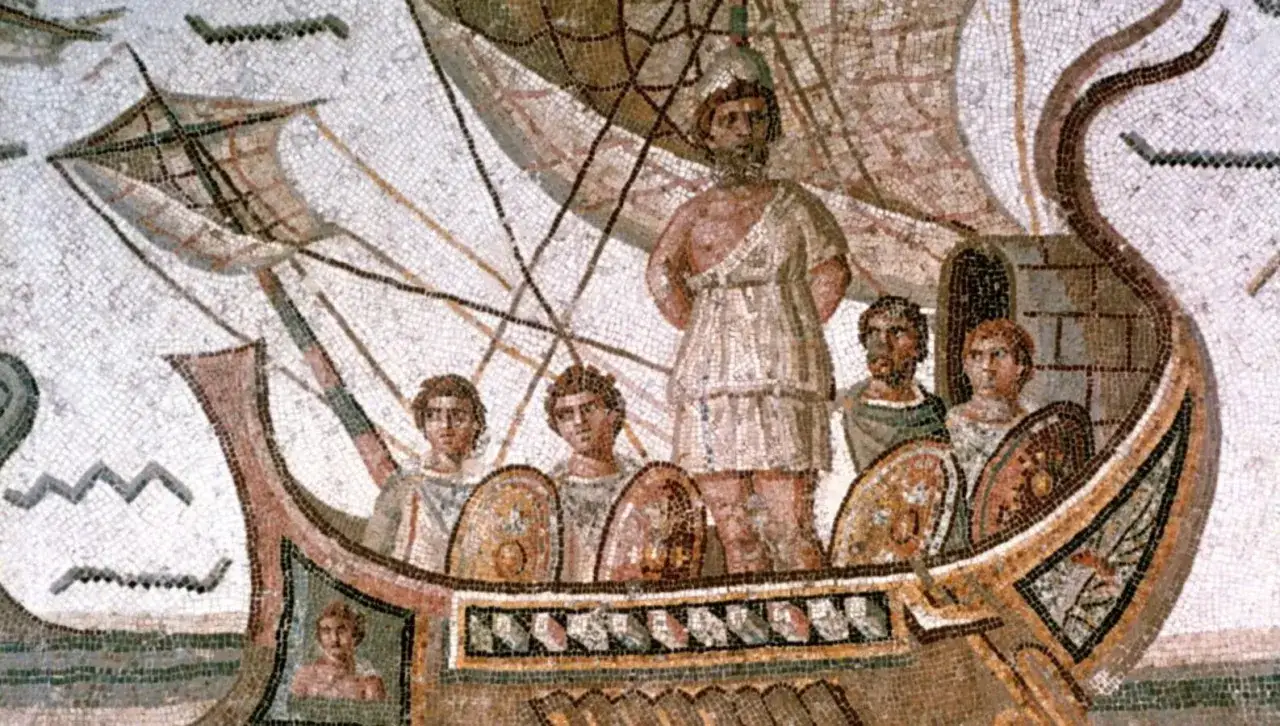 Ulisse, re di Itaca, guida i suoi uomini su una nave. Un'antica scena di mosaico che narra le sue avventure.