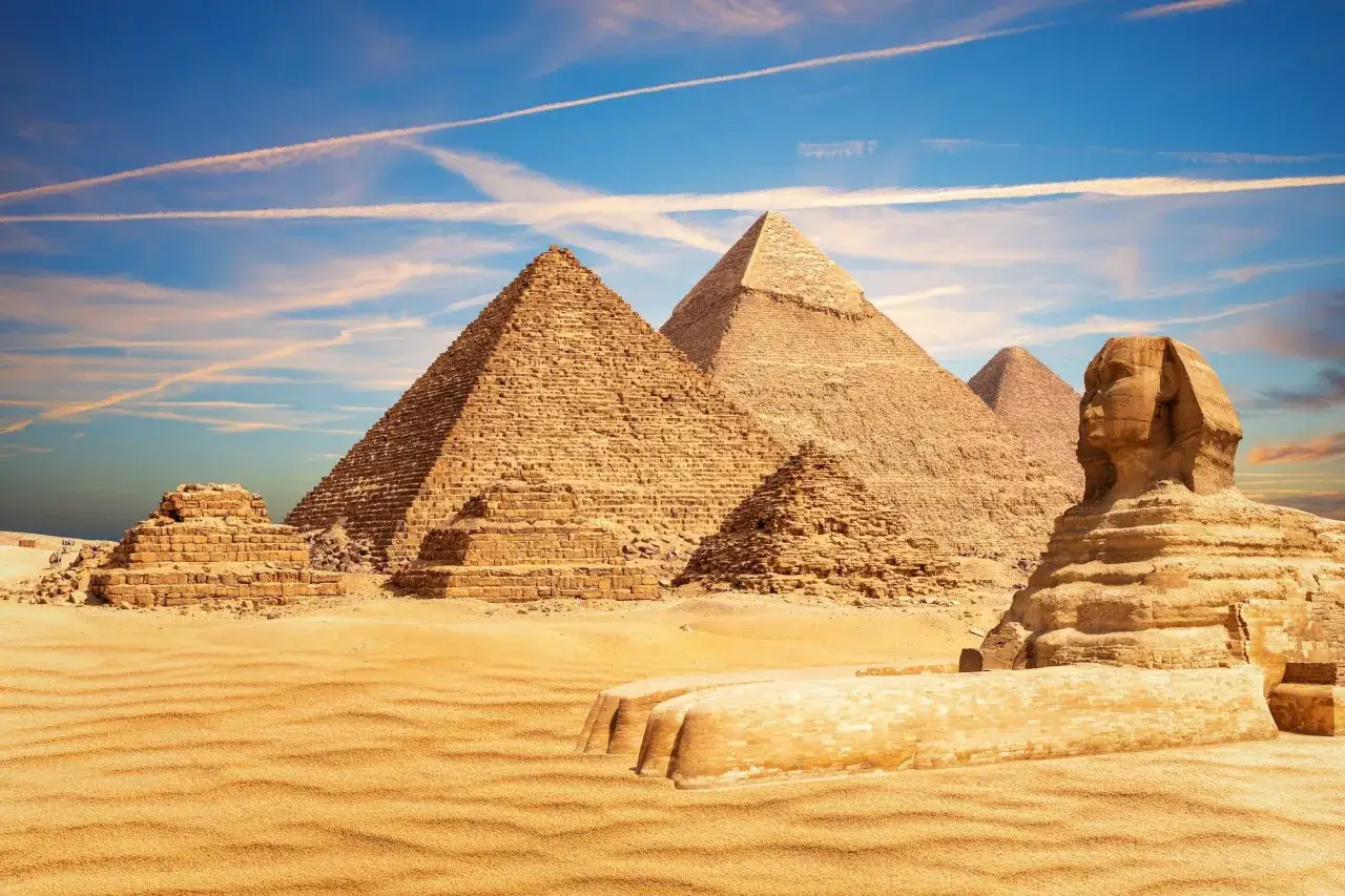 Le piramidi di Giza e la Sfinge, monumenti iconici che custodiscono i segreti dei faraoni egiziani più importanti.